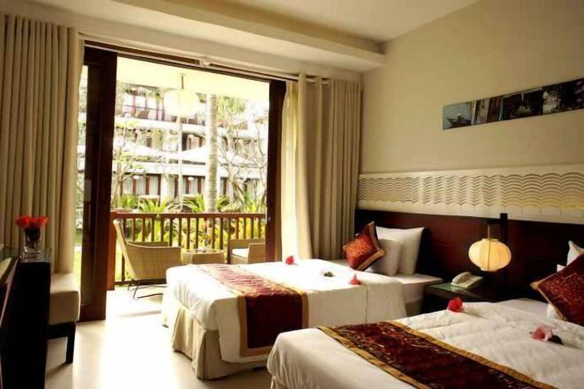 Minibar, brankas, meja kerja, dan kedap suara