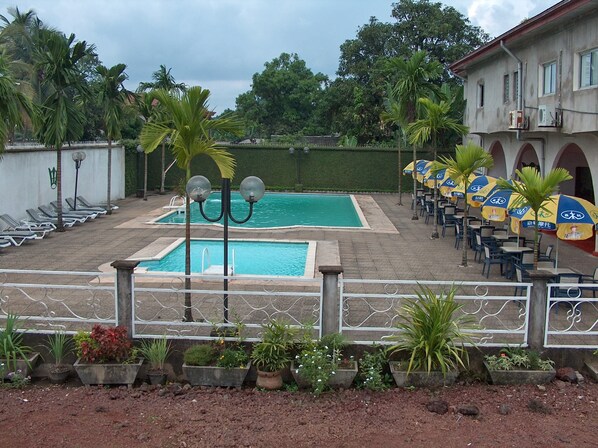 Seasonal outdoor pool, pool umbrellas - Hotel Royal Palace (Bonaberi)
