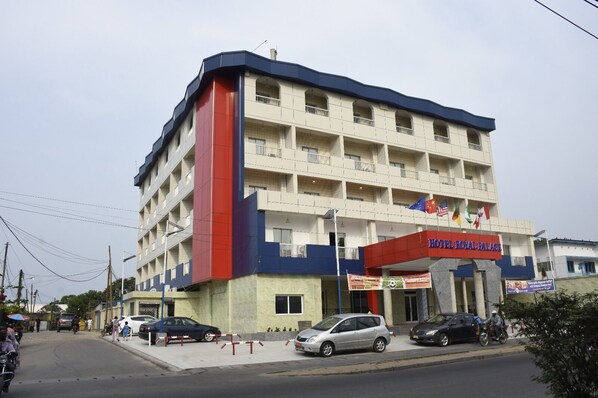 Hotel Royal Palace features a striking facade with multiple balconies and a prominent entrance.