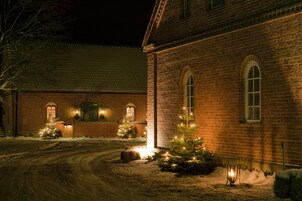 住宿正面 - 傍晚/夜晚