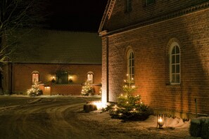 Fachada da propriedade à noite