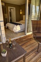 Minibar, caja de seguridad en la habitación y cortinas blackout 