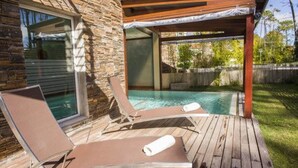 A wooden deck with two lounge chairs and a small pool. - 2122 Hotel Art Design (Punta del Este)