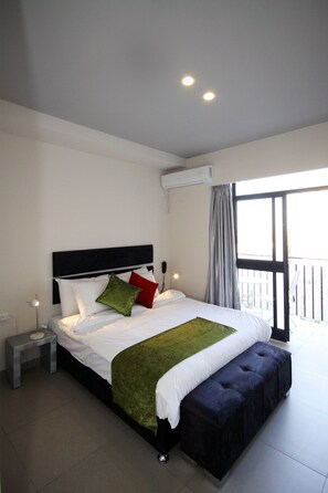 Executive Suite, Balcony | In-room safe, laptop workspace, blackout curtains, soundproofing - Hillel 11 (Jerusalem)