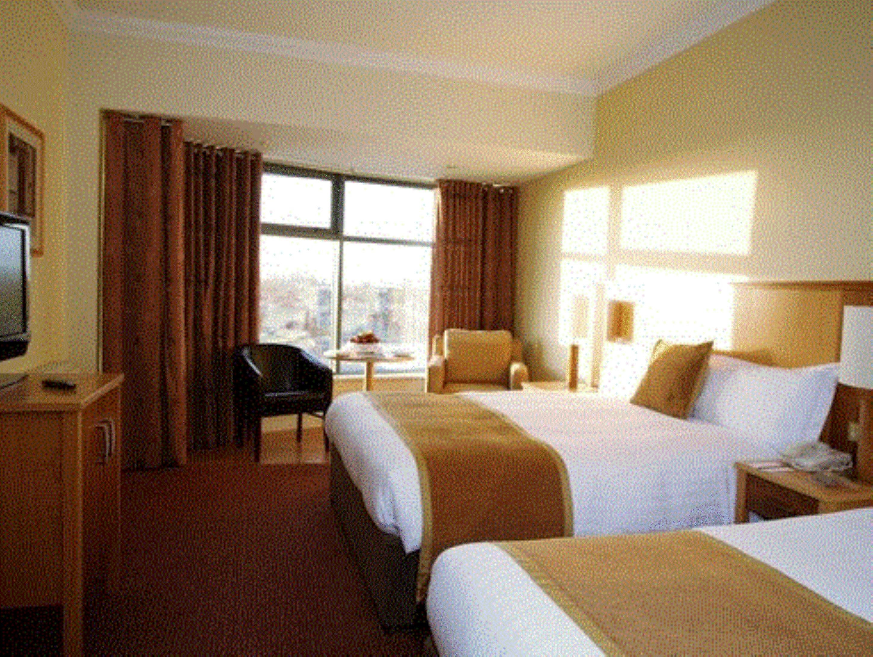 Escrivaninha, ferros/tábuas de passar roupa, berços grátis