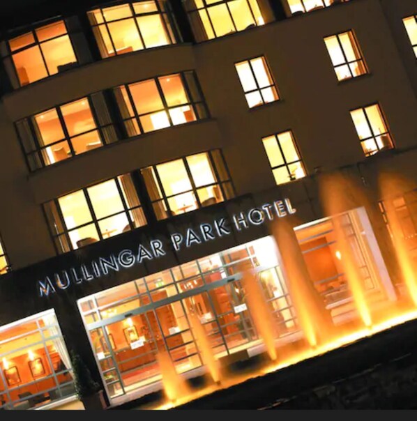 A building with illuminated windows and a sign reading "MULINGAR PARK HOTEL". - Mullingar Park Hotel (Mullingar)