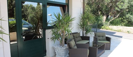 Apartamento superior, 1 habitación, terraza, vistas a la ciudad | Terraza o patio