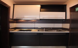 Refrigerador, placa de cocina, tetera/pava eléctrica