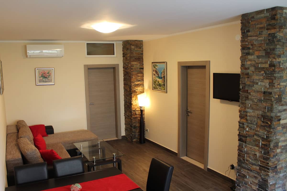 Leilighet – comfort, 2 soverom, terrasse, byutsikt | Oppholdsområde | En 82-centimeters Flatskjerm-TV med Parabol-TV samt plasma-TV