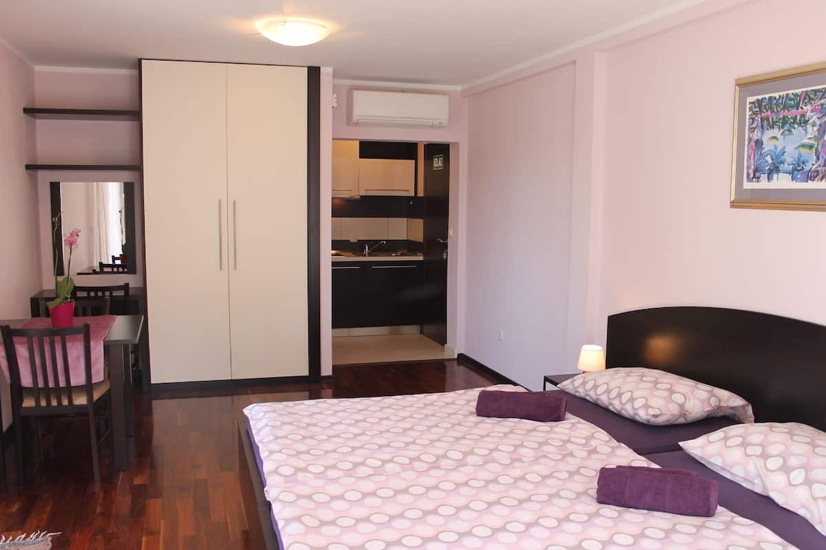 Comfort studio, terras, uitzicht op tuin | 1 slaapkamer, luxe beddengoed, individueel gemeubileerd, een bureau
