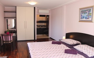 Ropa de cama de alta calidad, muebles diferentes y escritorio