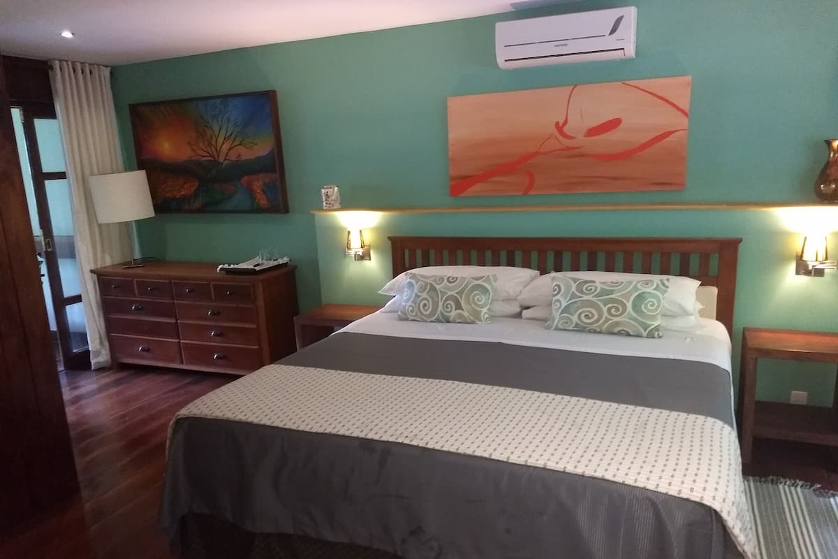 Deluxe tweepersoonskamer | Luxe beddengoed, een minibar, een strijkplank/strijkijzer, gratis wifi