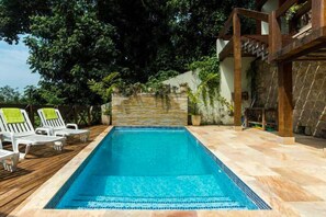 Outdoor pool, pool umbrellas, pool loungers - Casa Verde (Rio de Janeiro)