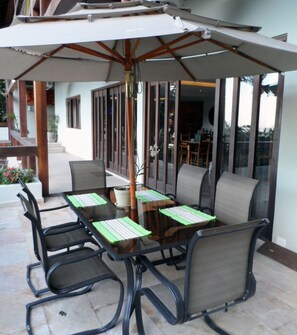 Outdoor dining - Casa Verde (Rio de Janeiro)