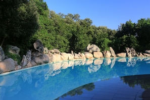 สระว่ายน้ำกลางแจ้ง