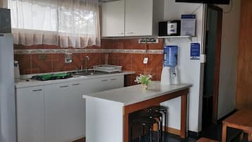 Triple Twin Bungalow | Cocina privada | Refrigerador, microondas y cafetera y tetera