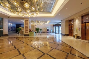 A spacious lobby with a polished marble floor, a grand chandelier, and a reception desk. - Xi'an Kunming Garden Hotel (Seoul South Road Subway Station Branch) (Xi'an)