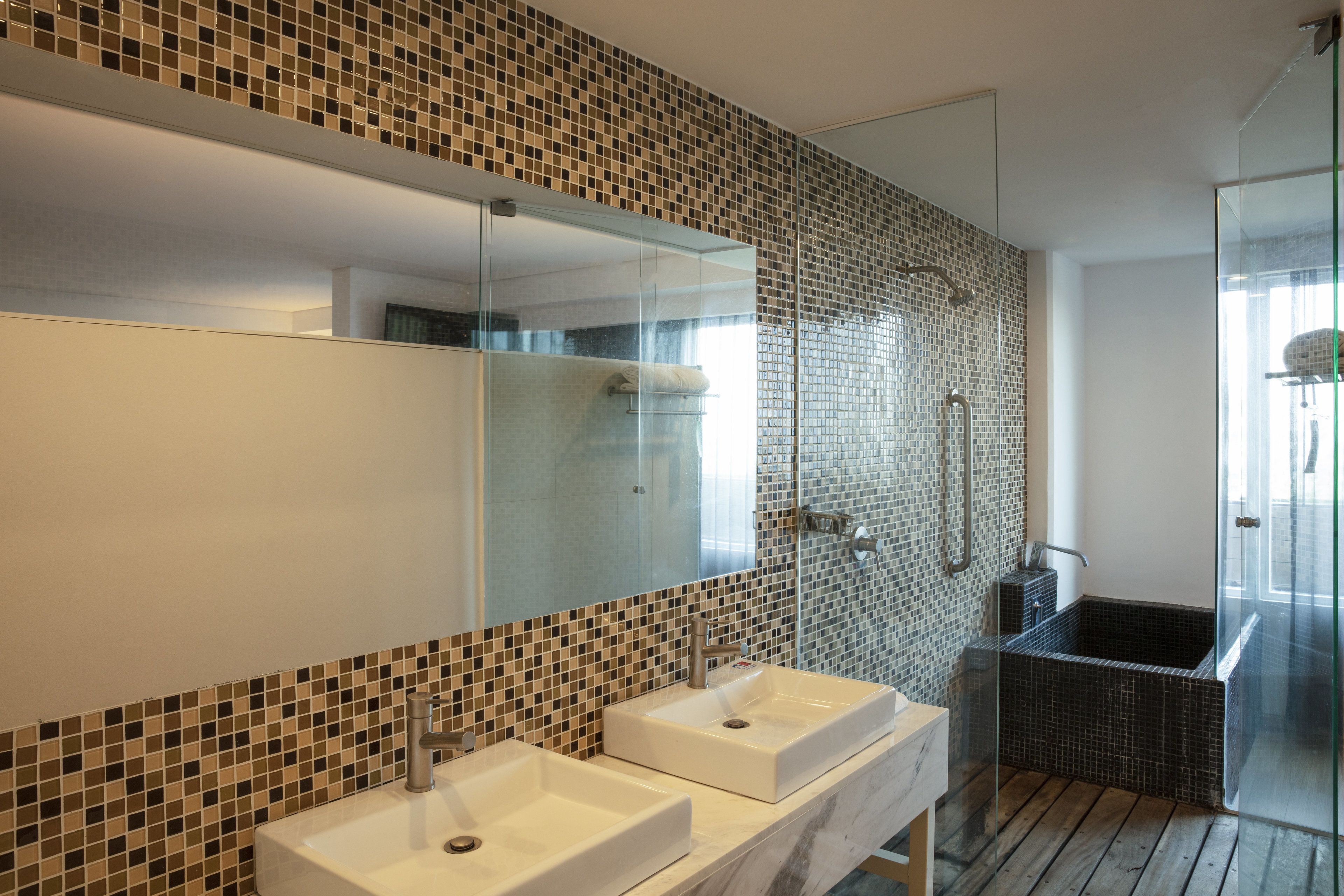 shower, free toiletries, towels