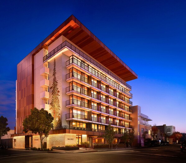 A multi-story hotel with a modern design, featuring balconies on each floor and a prominent entrance with a large tree in front. - Nobu Hotel Palo Alto (Palo Alto)