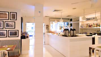 Petit déjeuner préparé sur commande (25 USD par personne)