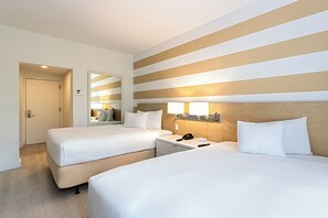 Caixa forta a l'habitació i escriptori 
