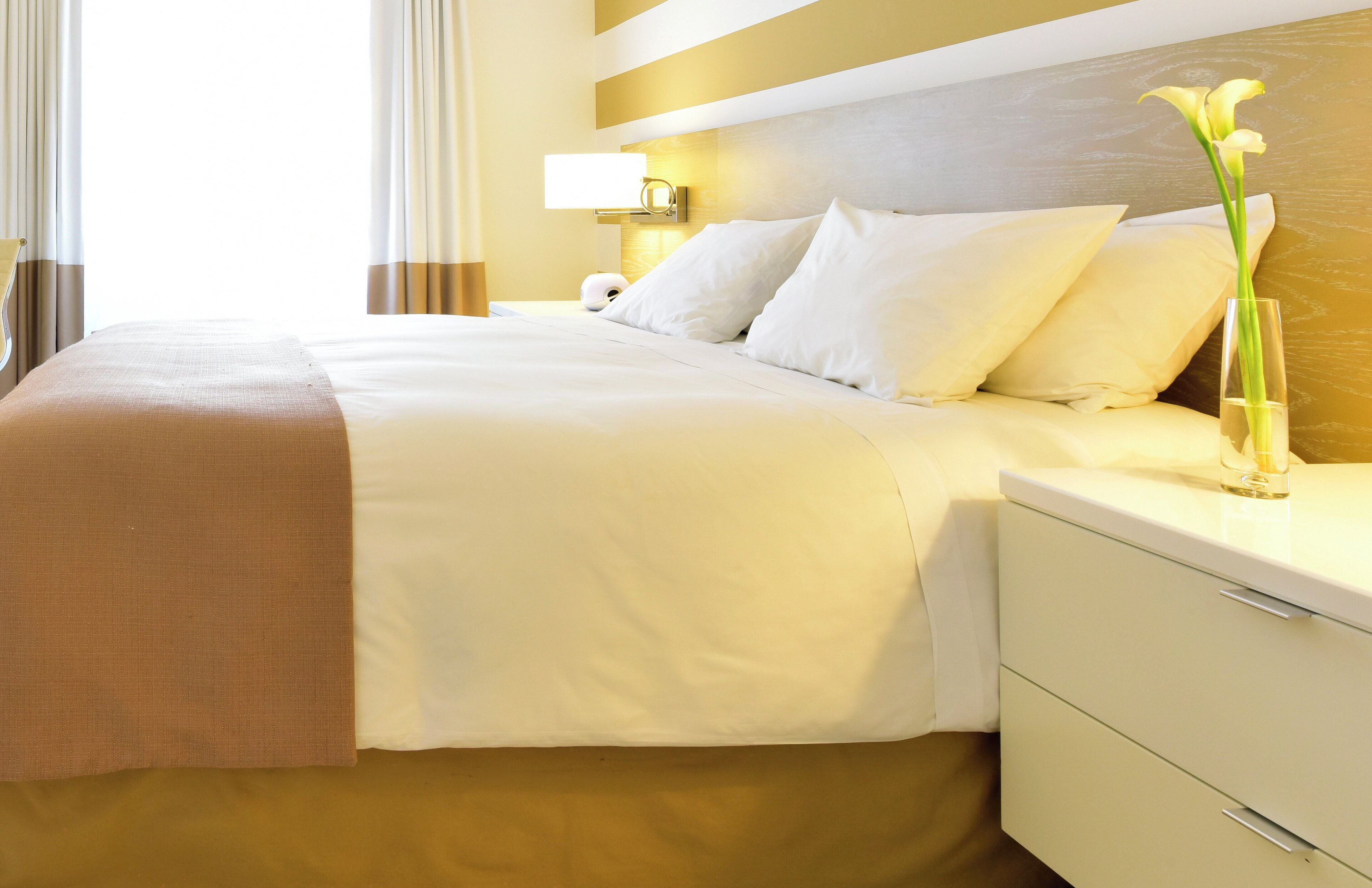 Habitación clásica, 1 cama de matrimonio grande | Caja fuerte, escritorio, espacio para trabajar con un portátil