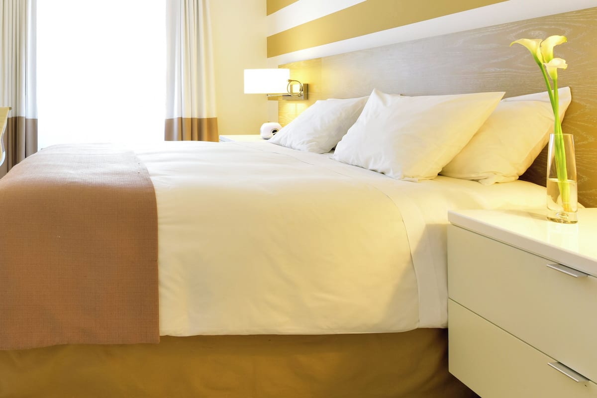 Habitación clásica, 1 cama de matrimonio grande | Caja fuerte, escritorio, espacio para trabajar con un portátil