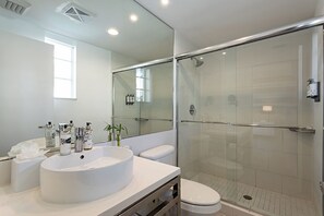 Superior-Zimmer, 1 King-Bett, Poolblick | Badezimmer | Duschwanne, Designer-Toilettenartikel, Haartrockner, Handtücher