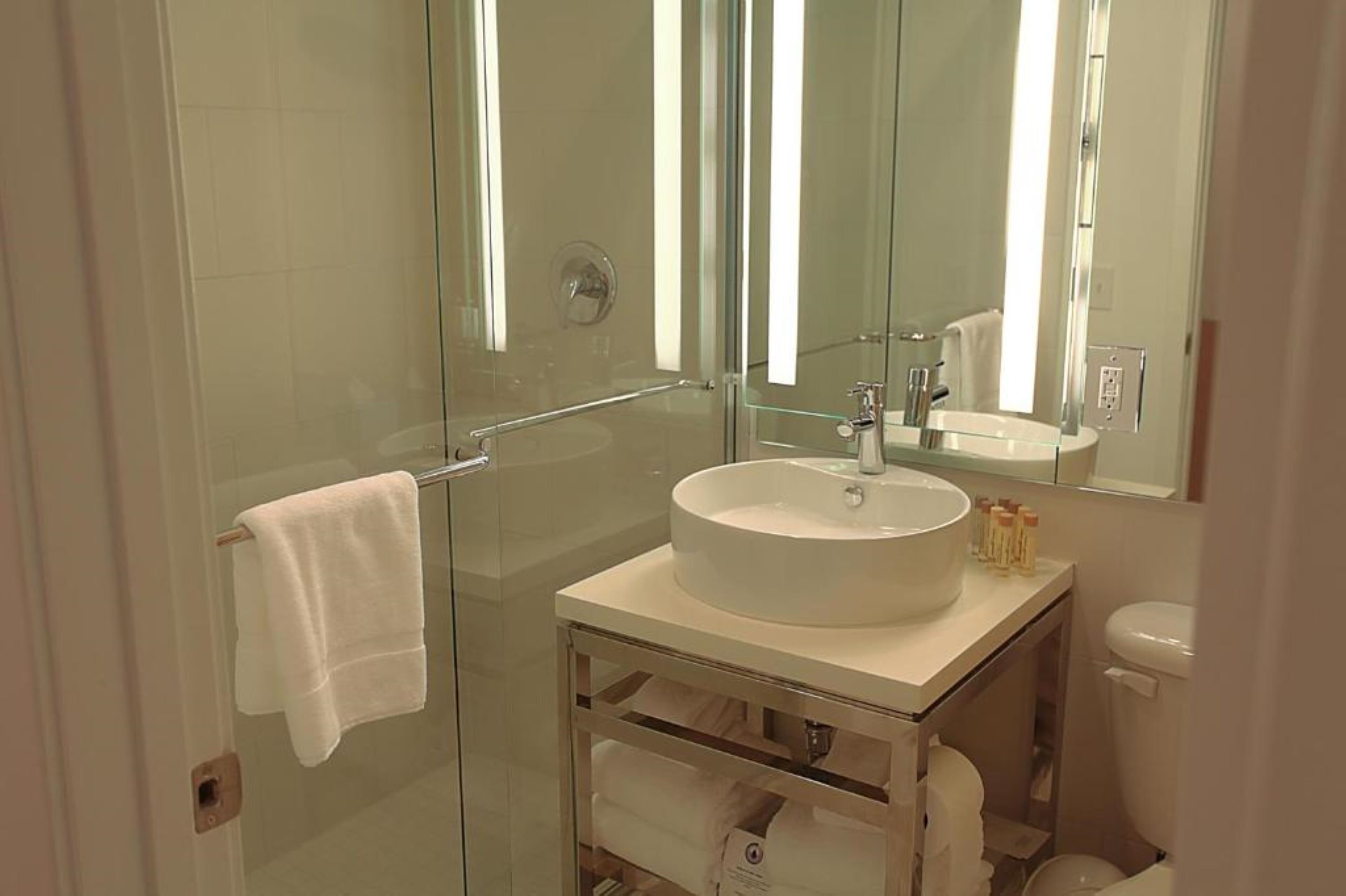 art deco double (4 adults) | bathroom | combined shower/bathtub, designer toiletries, hair dryer, towels