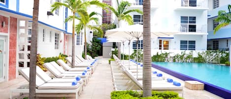 Udendørs pool, parasoller, liggestole