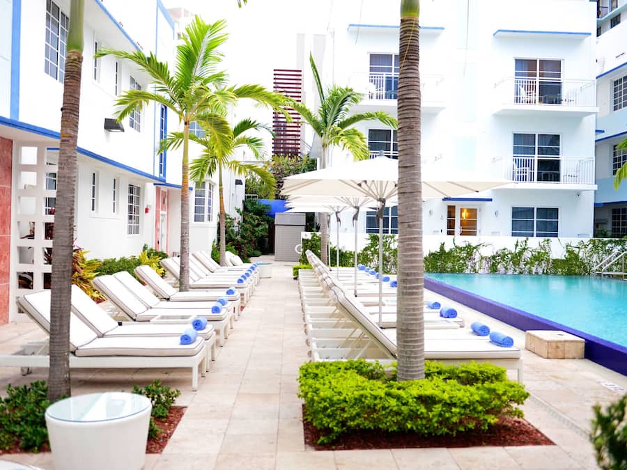 Piscina externa, guarda-sóis, espreguiçadeiras
