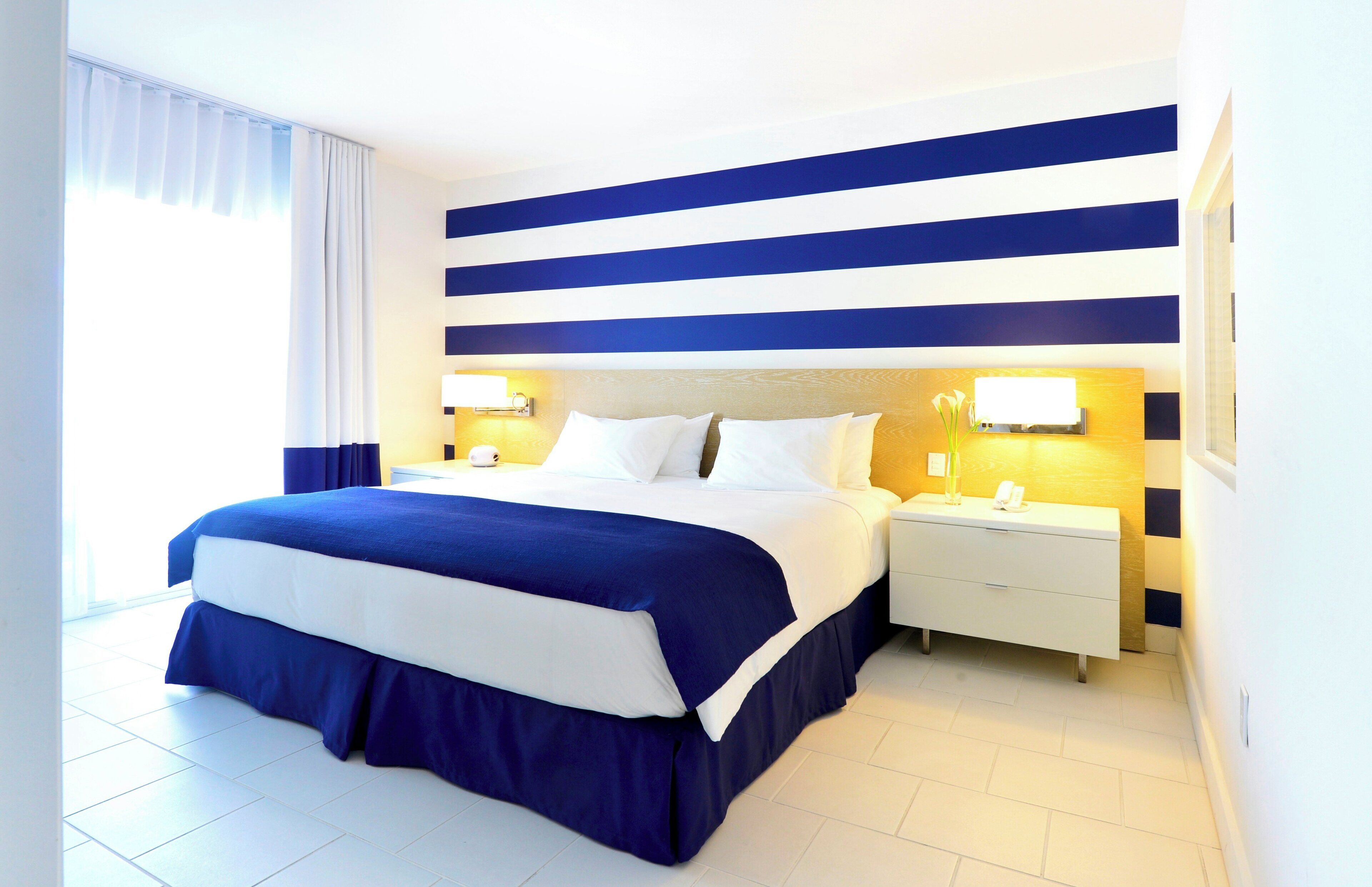 Suite, 1 habitación, vistas a la piscina | Caja fuerte, escritorio, espacio para trabajar con un portátil