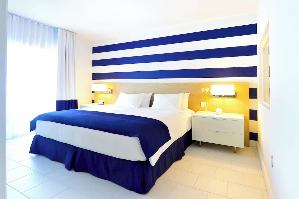 Suite, 1 habitación, vistas a la piscina | Caja fuerte, escritorio, espacio para trabajar con un portátil