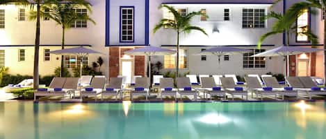 Utendørsbasseng, bassengparasoller og solsenger