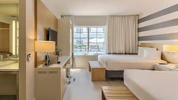 Chambre Supérieure, 2 grands lits, accessible aux personnes à mobilité réduite | Coffres-forts dans les chambres, bureau