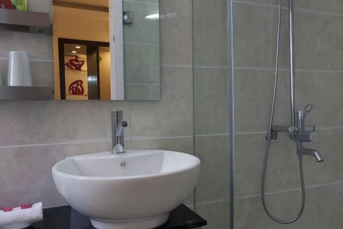 Badezimmer | Kostenlose Toilettenartikel, Haartrockner, Hausschuhe, Handtücher