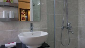 Quarto casal luxo, vista para a cidade | Banheiro | Produtos de toalete grátis, secador de cabelo, chinelos