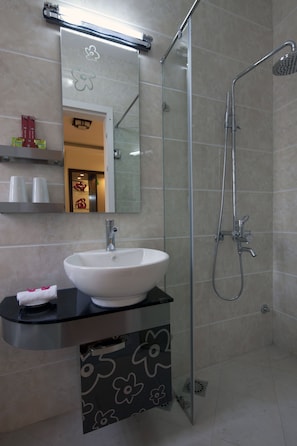 Deluxe-Doppelzimmer, Stadtblick | Badezimmer | Kostenlose Toilettenartikel, Haartrockner, Hausschuhe, Handtücher