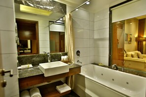 Executive-Suite | Badezimmer | Dusche, kostenlose Toilettenartikel, Haartrockner, Bademäntel