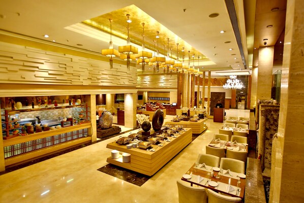 Breakfast, lunch, dinner served; international cuisine