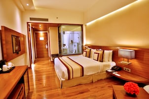 Habitación Deluxe | Ropa de cama de alta calidad, minibar, caja fuerte y escritorio
