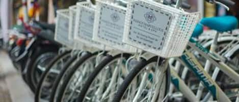 Una hilera de bicicletas con cestas, cada una con una etiqueta.