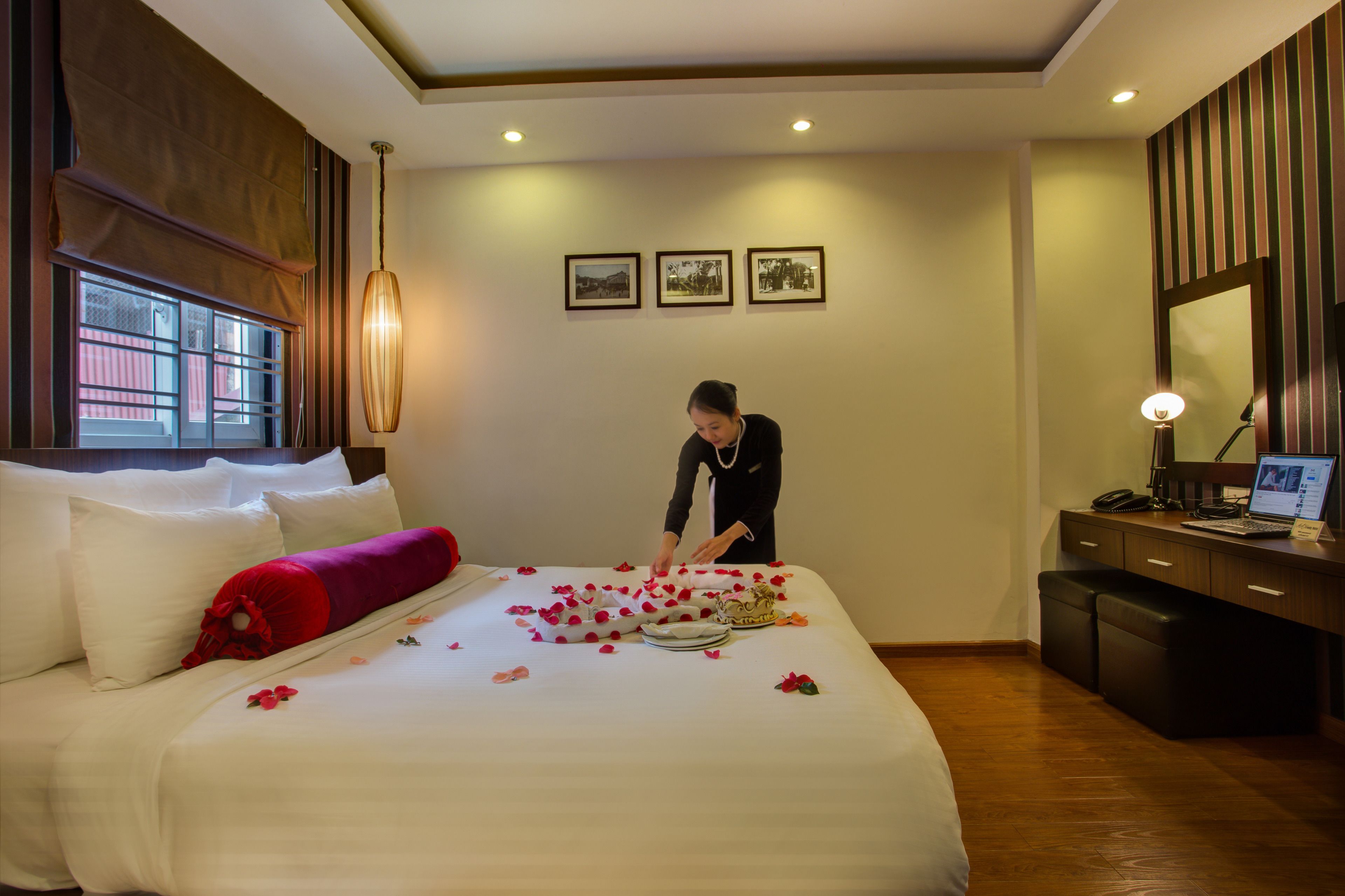 honeymoon room | minibar, in-room safe, desk, soundproofing