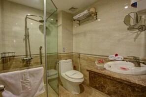 Shower, free toiletries, hair dryer, bathrobes - Golden Art Hotel (Hanoi)
