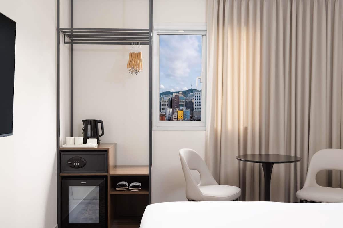 Premium bedding, in-room safe, laptop workspace, iron/ironing board
