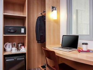Ropa de cama de alta calidad y caja de seguridad en la habitación