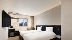 A hotel room with two beds, a TV, a desk, and a window with a city view. - ibis Ambassador Seoul Insadong (Seoul)