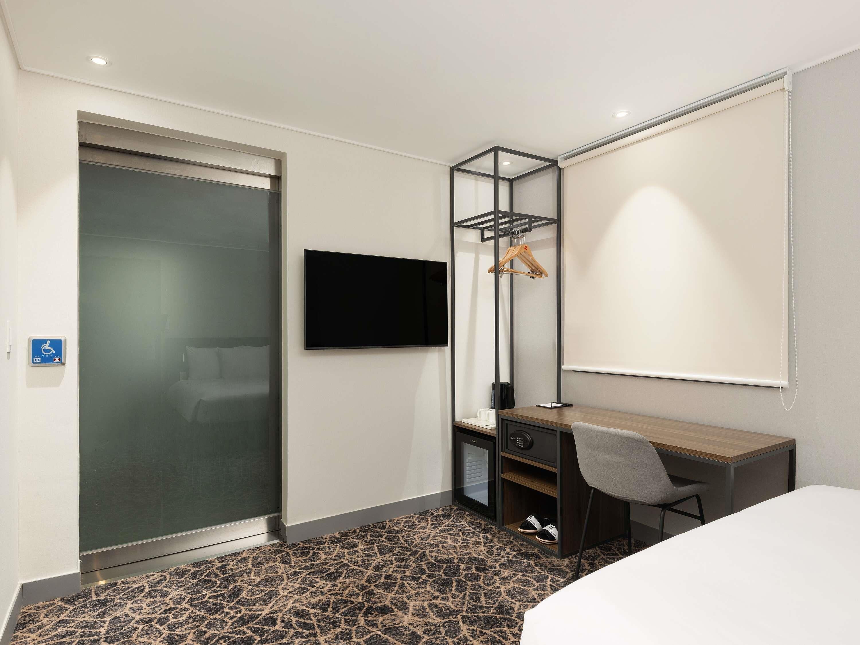 premium bedding, in-room safe, laptop workspace, iron/ironing board