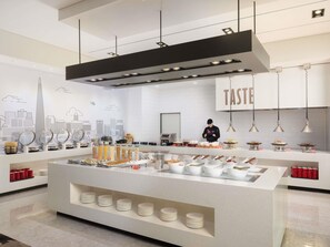 Se sirven desayunos y cocina internacional 