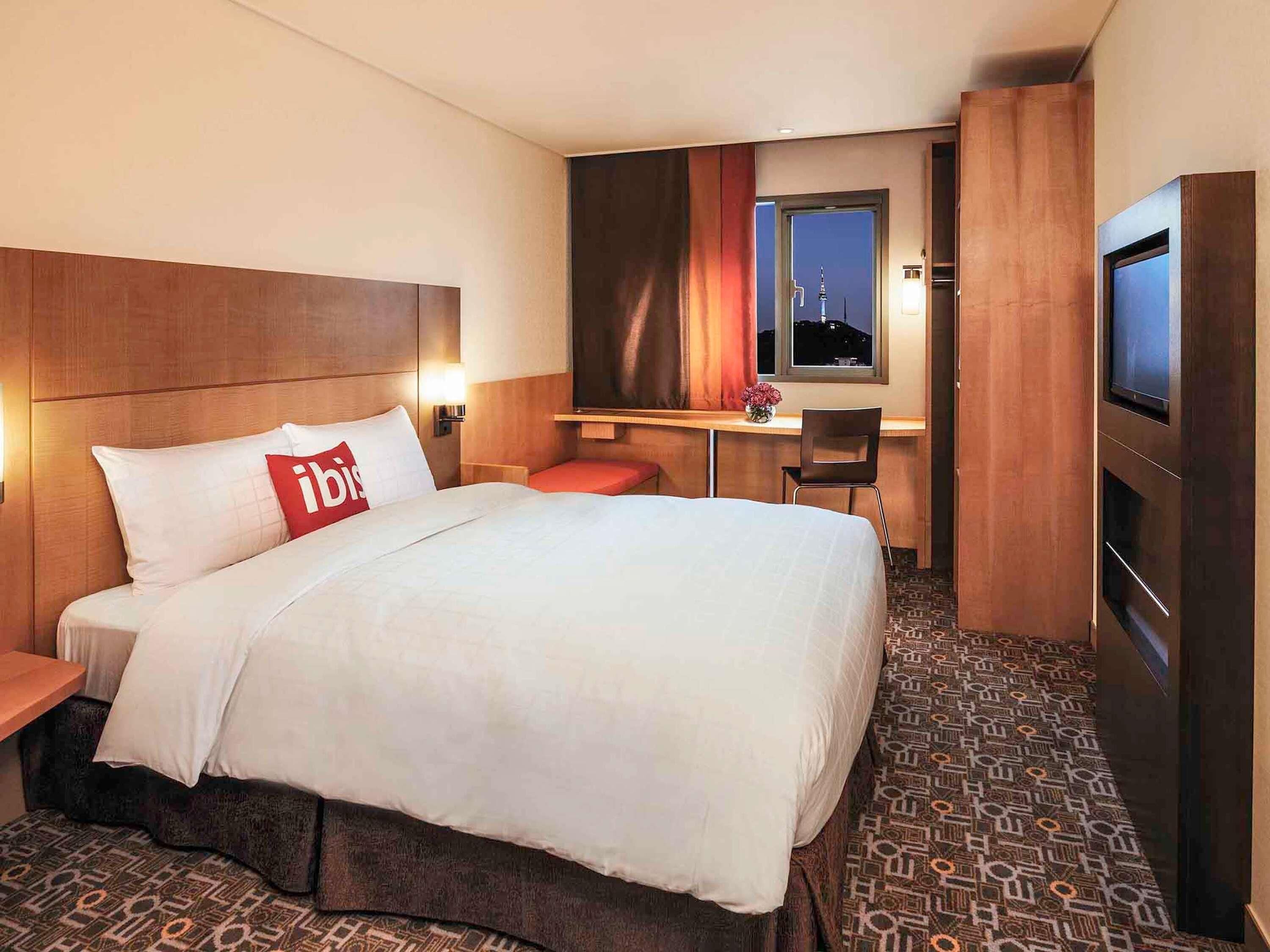 premium bedding, in-room safe, laptop workspace, iron/ironing board